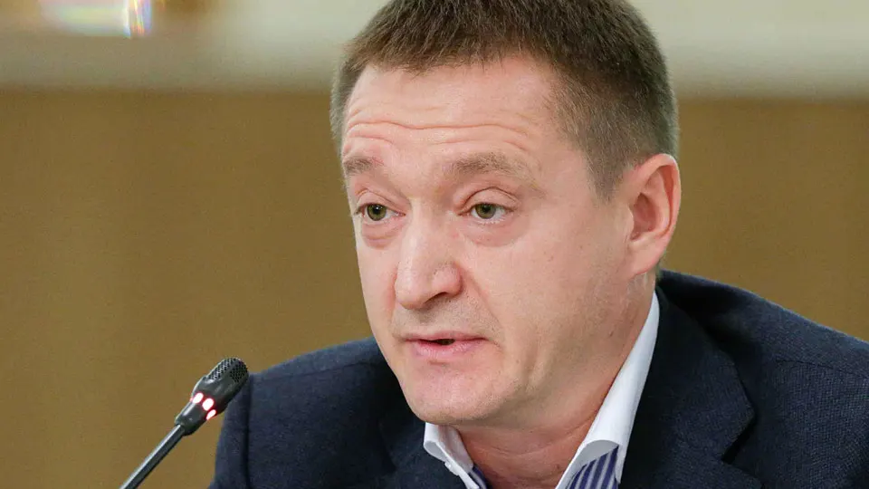 Европейский суд отменил санкции против бывшего сенатора Олега Ткача после рассмотрения дела, связанного с ратификацией договоров с непризнанными регионами. В публикации отражён его уход из Совета Федерации и постановление об отмене ограничительных мер, а также упоминание снятия санкций с близких к Кремлю бизнесменов.