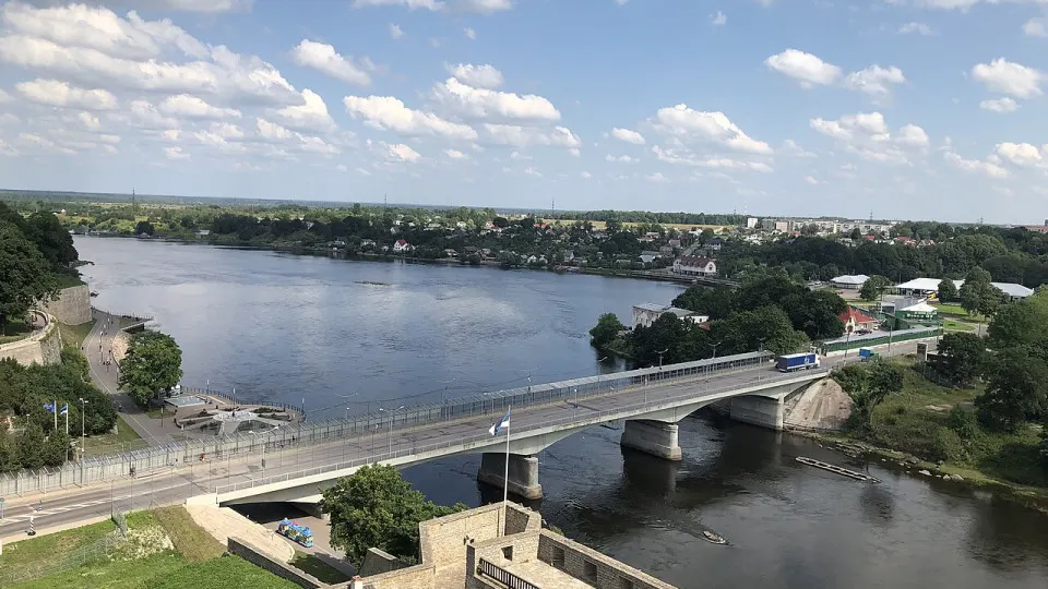 В приграничной Ленинградской области введён комендантский час и ограничения на передвижение у границы с Эстонией. Меры направлены на предотвращение нарушений, нелегальной миграции и охрану природных ресурсов Чудского озера.