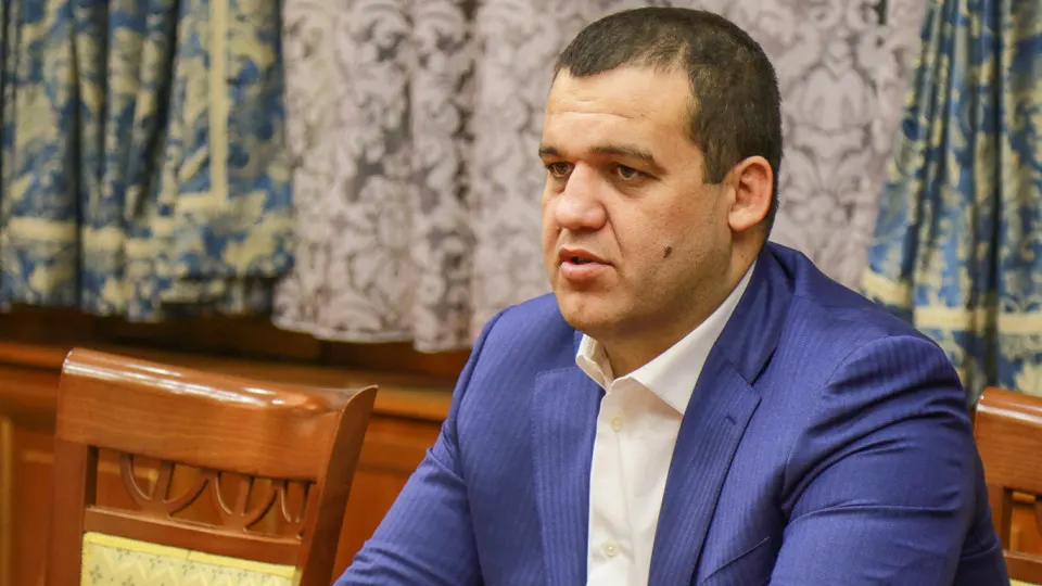 Крупный владелец автодилера начинает приобретать доли в топливной отрасли: активы в Урбан и Ойлгрупп, связи с сетью заправочных станций и прошлые бизнес-интересы в букмекерском секторе.