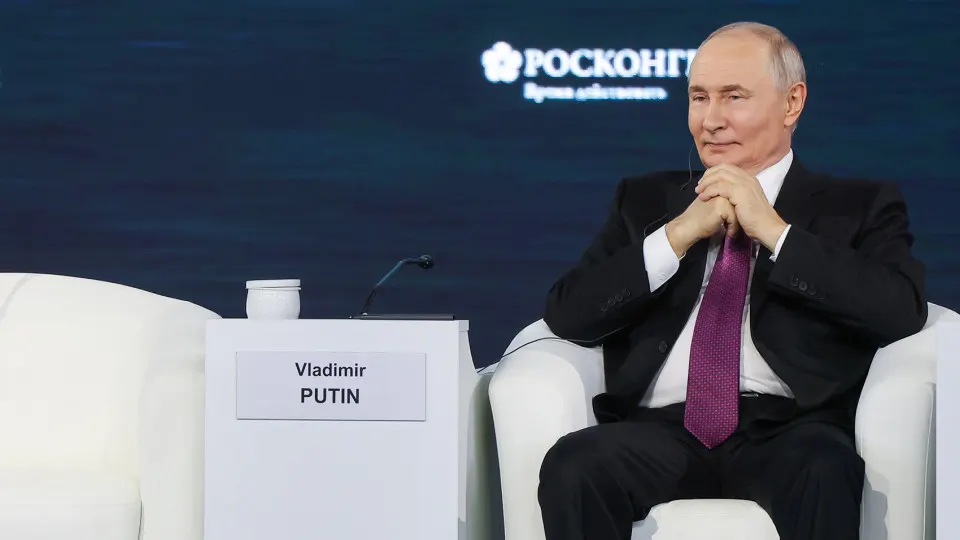 На Восточном экономическом форуме объявлены меры поддержки для переезда ученых и развития инноваций на Дальнем Востоке; при этом сохраняется кадровый дефицит в науке, а война на Украине усилила утечку мозгов.