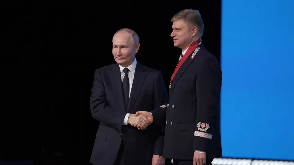 Расследование освещает близкие связи руководства РЖД с влиятельными бизнесменами и возможную выгоду для членов окружения.