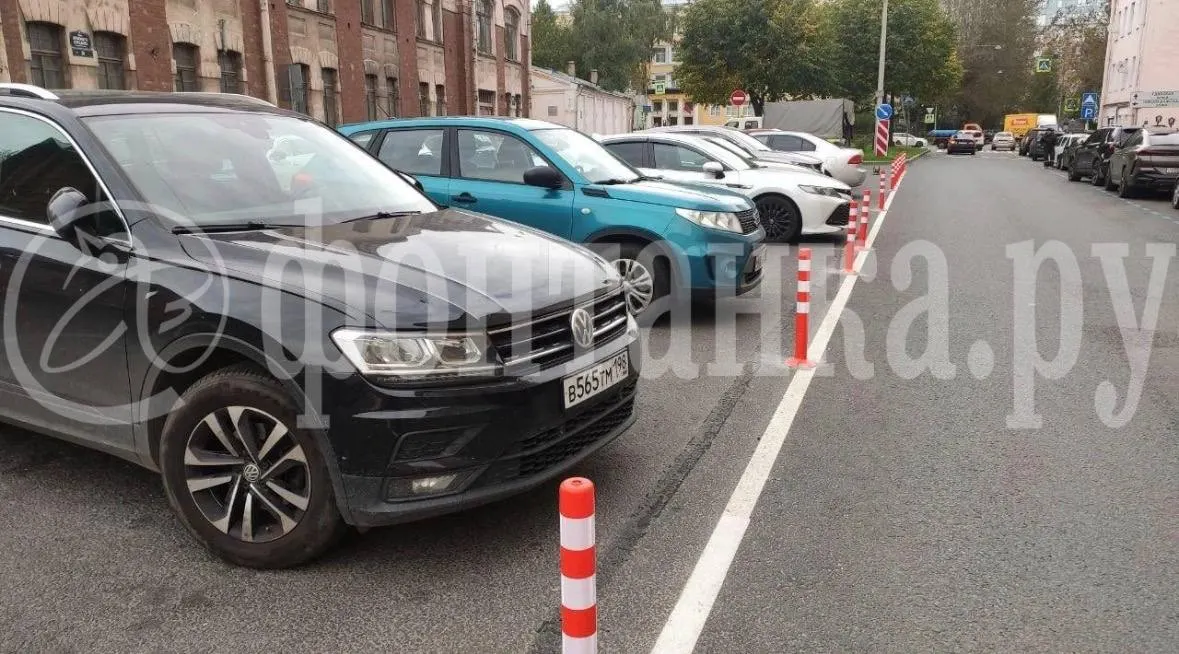 Во время работ владельца одного автомобиля попытались освободить машину через неплотно закрытый проезд; ситуация вызывает заторы и неодобрение водителей.