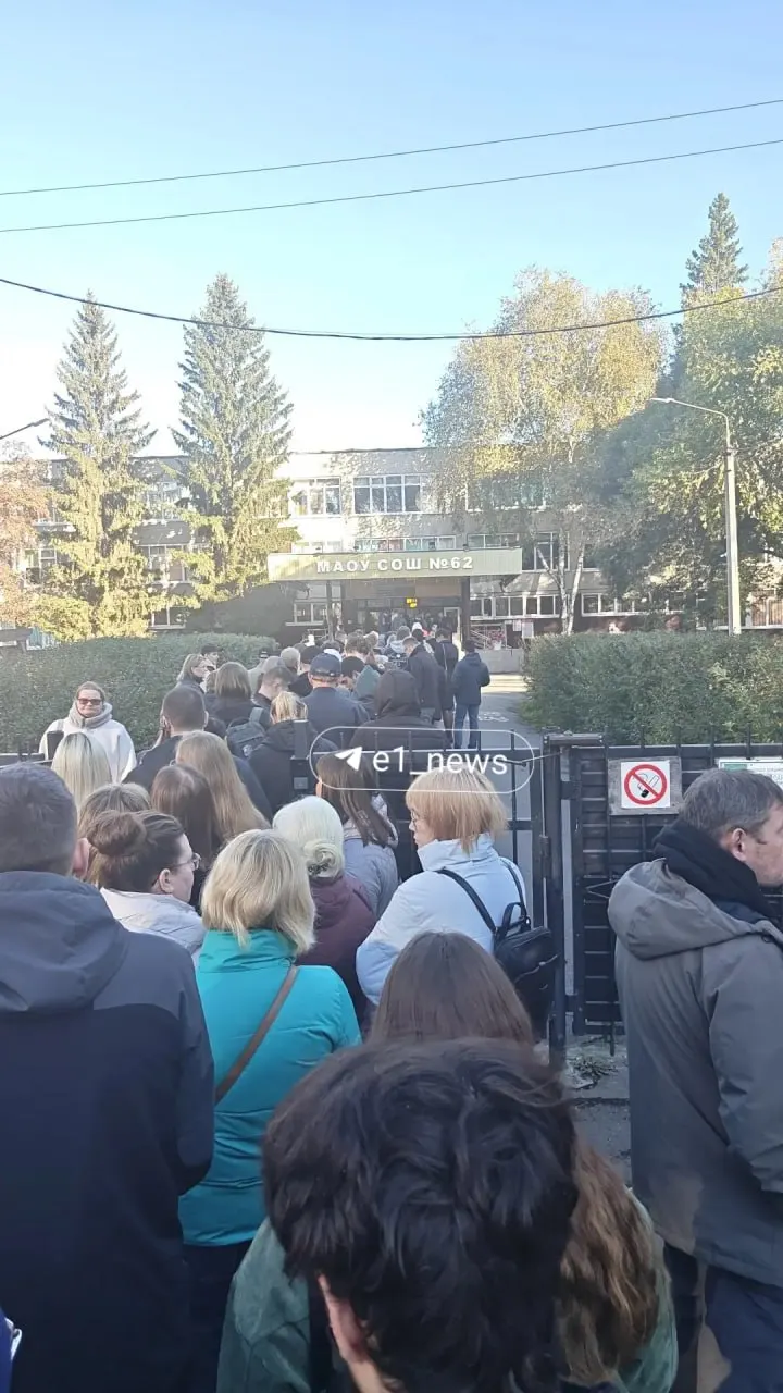 Участок возле школы №62 на Большакова привлек наибольшее внимание; рядом стоят автобусы, а представители избиркома поясняют причины ажиотажа. Проводится розыгрыш билетов на Народную премию.