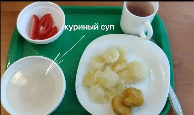 В московской школе идёт массовый уход педагогического и обслуживающего персонала; кружки стали платными, предметы ведут другие сотрудники, родители обратились в надзорные органы.