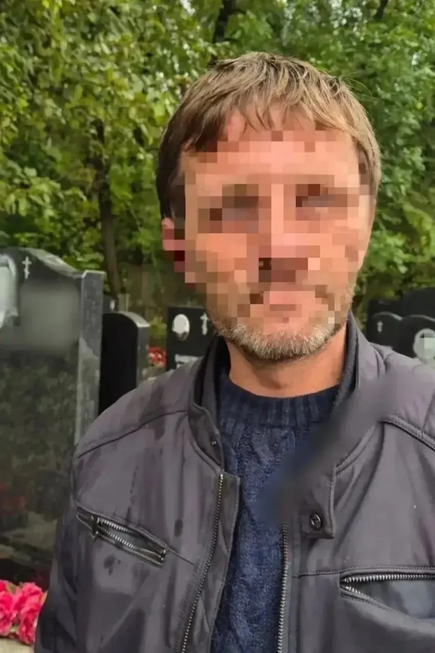 Очевидцы вызвали полицию после того, как мужчина повредил надгробие на соседней могиле; задержан и доставлен в отделение.