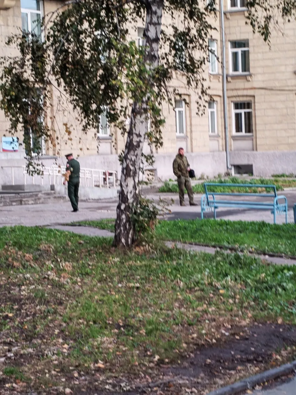 Военные организовали выдачу повесток и агитацию за контрактную службу возле общежитий речного училища; ситуацию фиксируют местные жители.