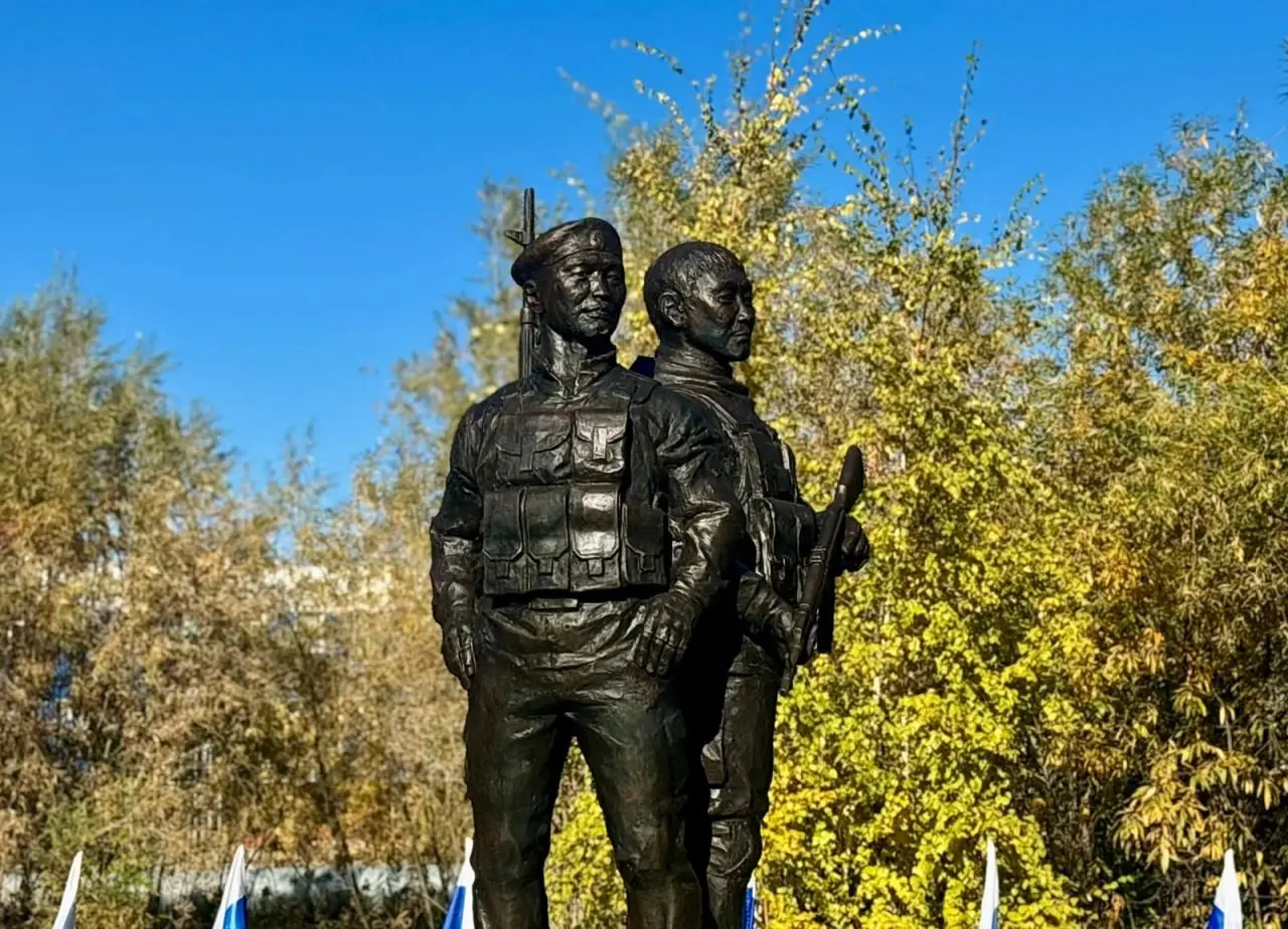 Памятник Дмитрию Егорову и Николаю Романову установлен на перекрёстке Курашова и Пояркова; на церемонии присутствовали сослуживцы, близкие и студенты.