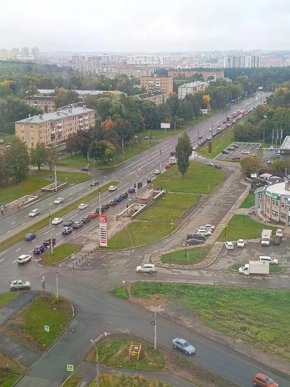В регионе заявили о перспективах поэтапного наращивания поставок топлива на фоне ремонта у одного поставщика, в городах фиксируются очереди.