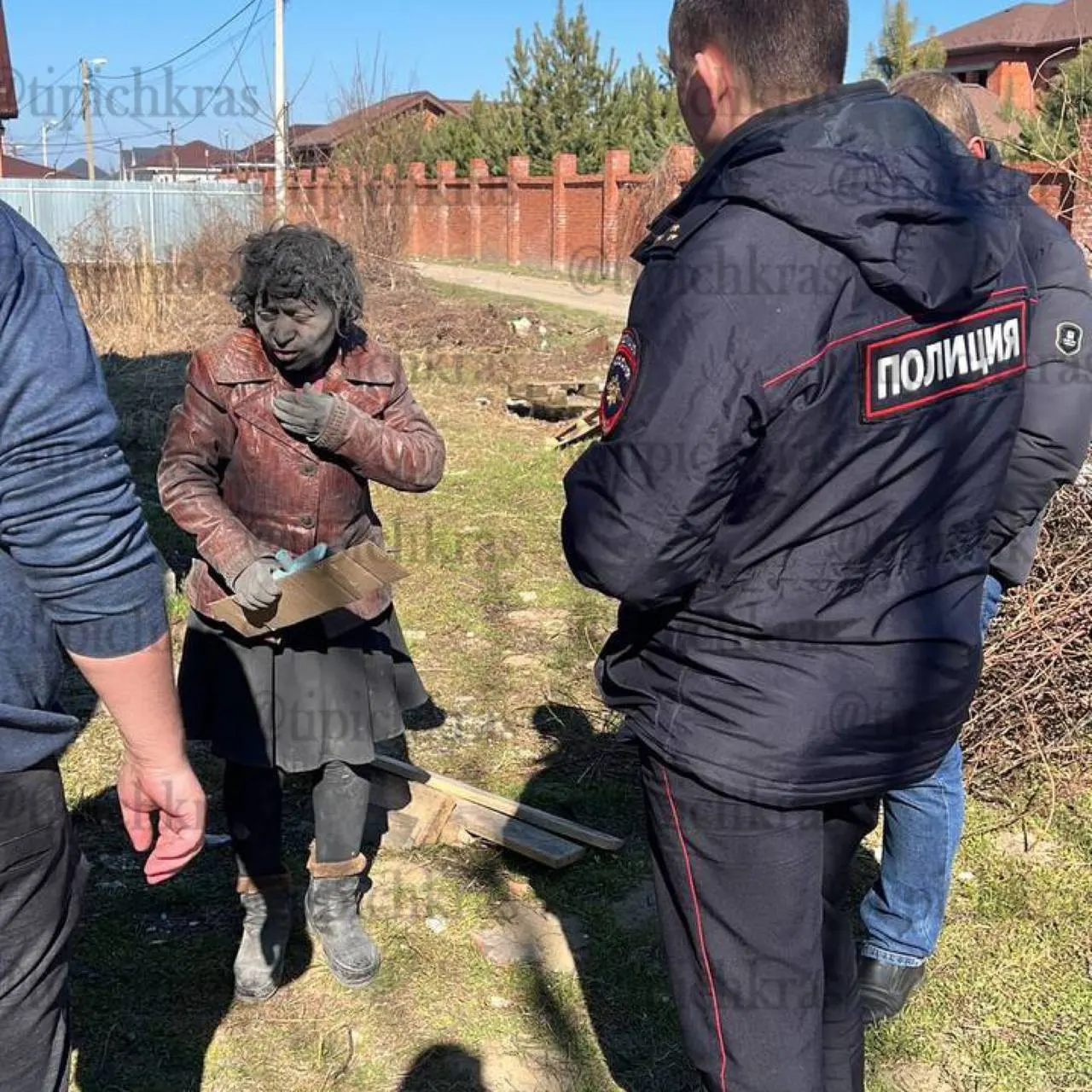 Жители поселка Южный Краснодарского края сообщают о повторяющихся эпизодах агрессивного поведения женщины, проживающей в заброшенном доме. Обращения в власти и правоохранительные органы, по их словам, остаются без ответа.