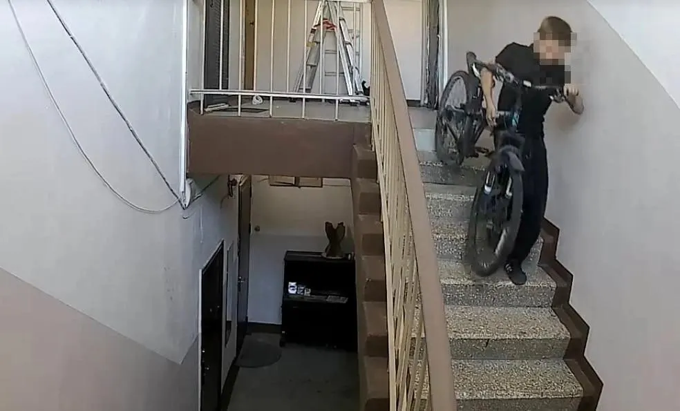 В подъезде Новосибирска похитили велосипед; по данным полиции, возможно, к краже причастен мальчик 11–12 лет. Велосипед вернули владельцу, семья молодого подозреваемого находится под контролем.