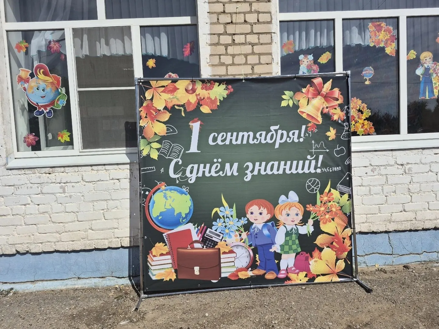 Из-за отмены школьного автобуса многие дети не смогли добраться до занятий; часть школьников попала в школу благодаря договорённостям родителей о транспорте.