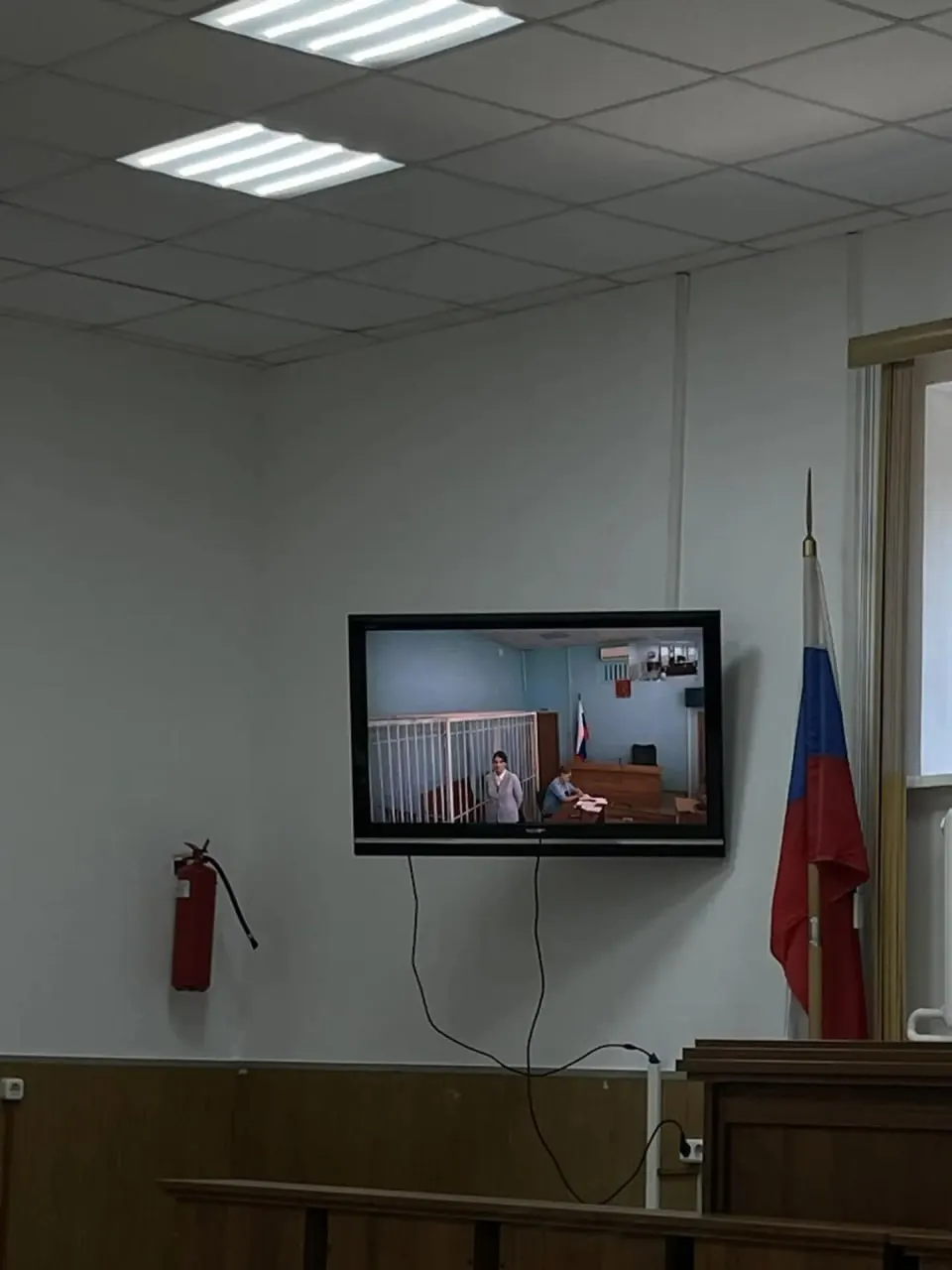 Педиатр и медсестра рассказали о визитах на дом и обнаруженных признаках истощения и травм; ребёнок помещён в краевую больницу, материалы направлены в органы опеки.