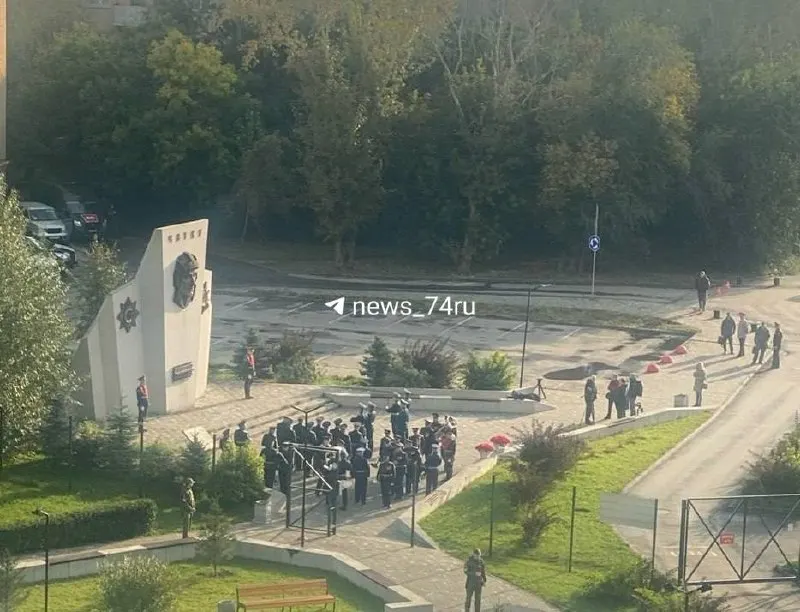 В Челябинской области автомобили эвакуировали возле памятной стелы в ходе подготовки к церемонии; владельцы ищут машины.