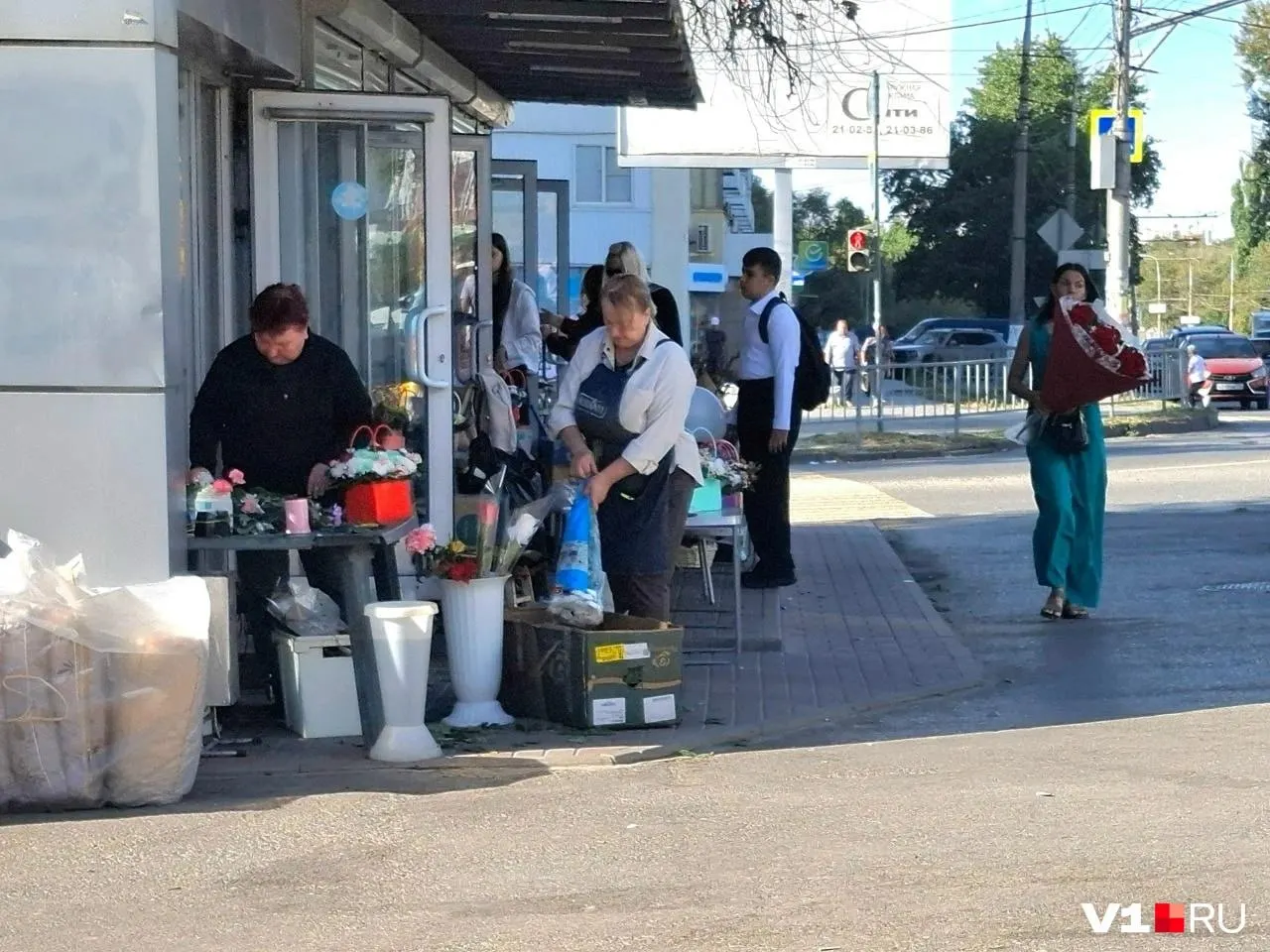 В день знаний волгоградцы идут за букетами для учителей: подбирают композиции по бюджету, а утренние очереди напоминают о начале школьного сезона.