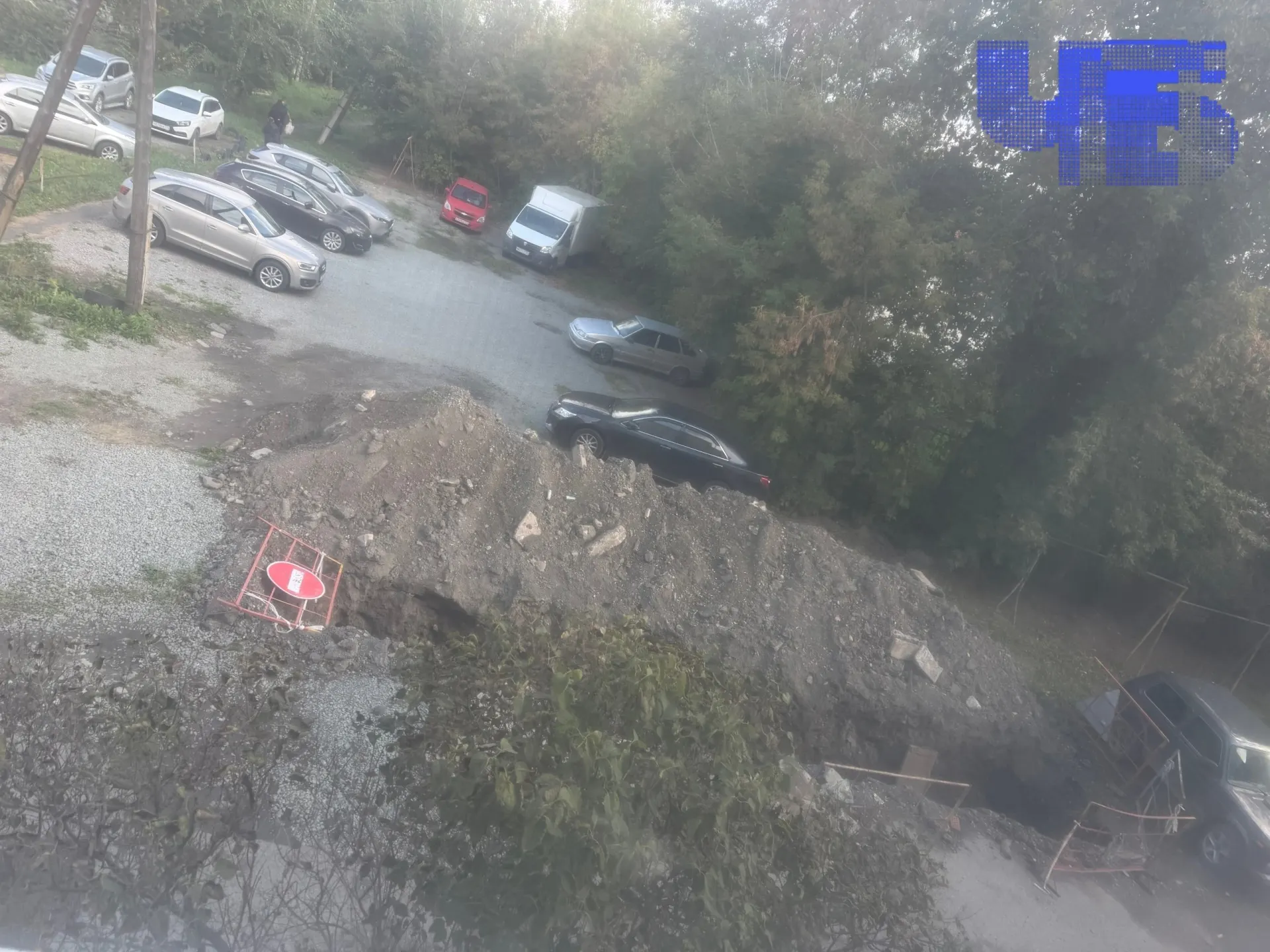 В городе продолжаются перебои с подачей горячей воды во время начала отопительного периода; ремонт сетей идёт по графику, жители жалуются на длительные отключения.