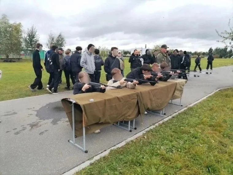 В Омске состоялся фестиваль для допризывной молодёжи, организованный Омским автобронетанковым инженерным институтом. Участники продемонстрировали военно-технические навыки и патриотическое воспитание.
