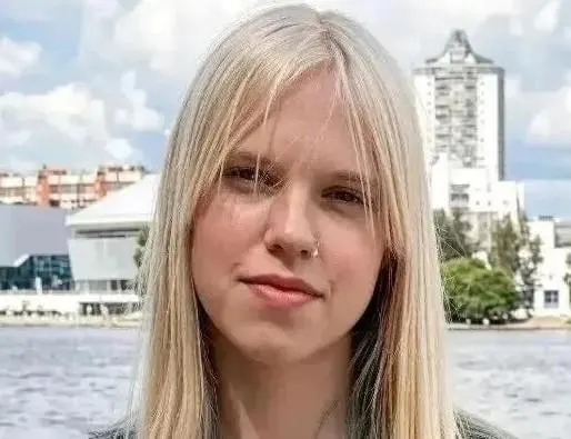 16‑летняя Ева Чикунова исчезла после утренних занятий. Поисковые отряды и полиция разыскивают пропавшую; описано, как она выглядела и как можно помочь.