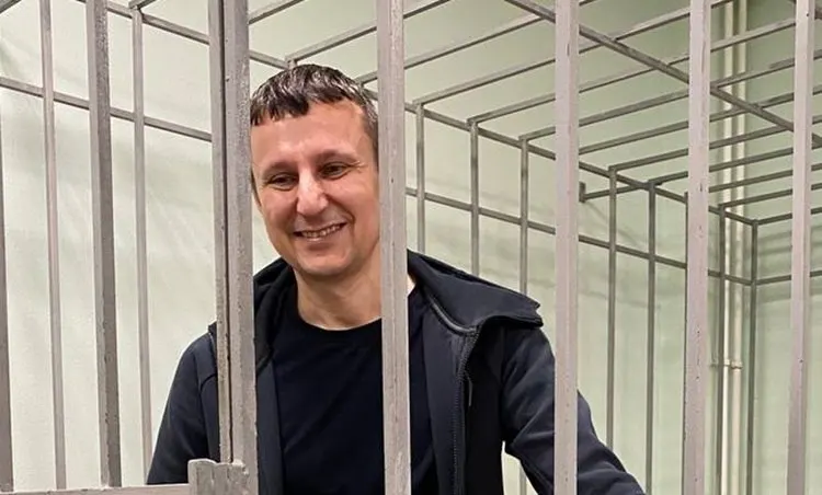 Центральный районный суд Красноярска отменил домашний арест Александра Глискова, но применил новые ограничения: запрет на часть действий и ограничение в политической активности.