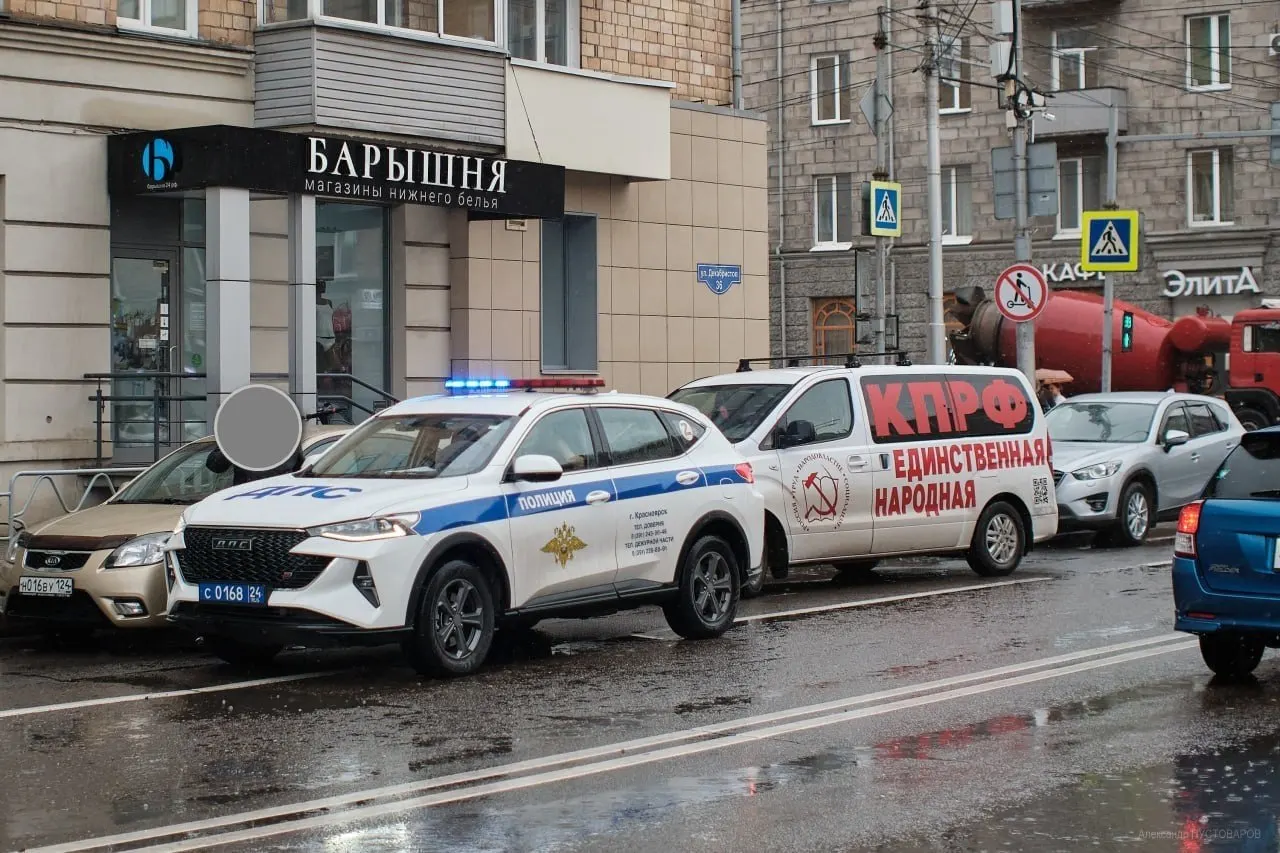 Полицейские задержали водителя агитационной машины во время акции у здания краевого правительства; три часа длился допрос, выяснялось, кто организовал несанкционированный пикет.