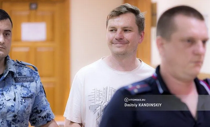 Суд продлил арест радиоведущего Лунева по обвинению в финансировании экстремистской организации; семья просит поддержки.