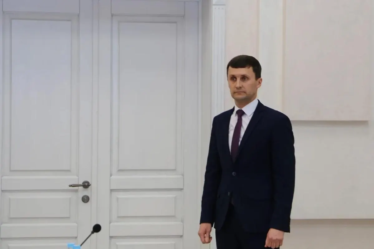 Расследование выявило сомнительные сделки с автомобилями и нарушения пожарной безопасности на заводе, что привело к увольнениям и судебным спорам.