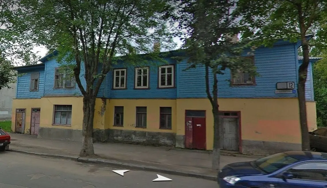 Историческое полукаменное здание конца XIX века в Пскове разрушено. В публикациях рассказывают о его владельцах и судьбе после попыток восстановления.