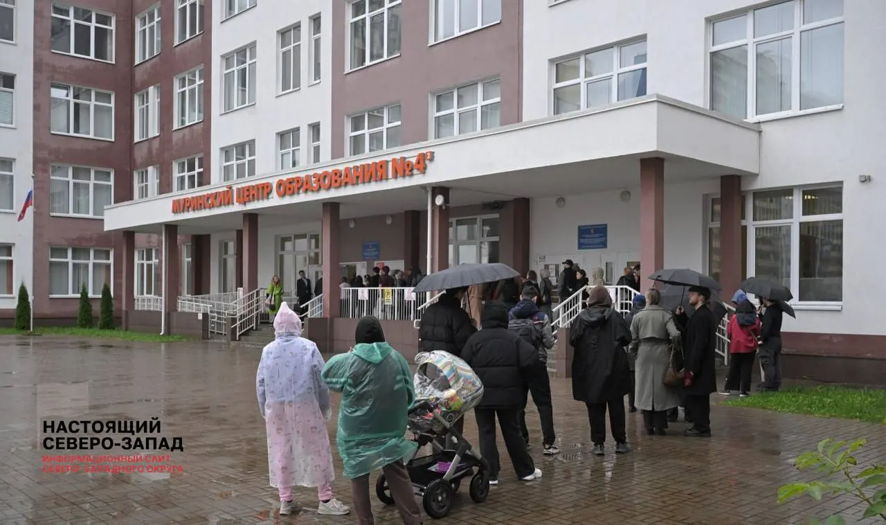 Люди приходят на участки в полдень, несмотря на дождь; организаторы просят делиться фото очередей и впечатлениями о голосовании.