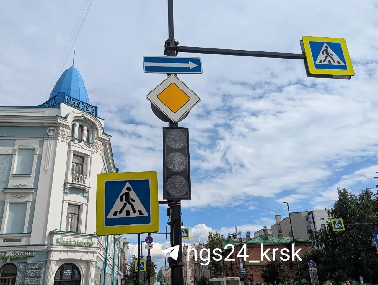 Из-за аварии без электричества остались семь улиц в центре города; не работают светофоры, заведения общепита предупреждают посетителей.