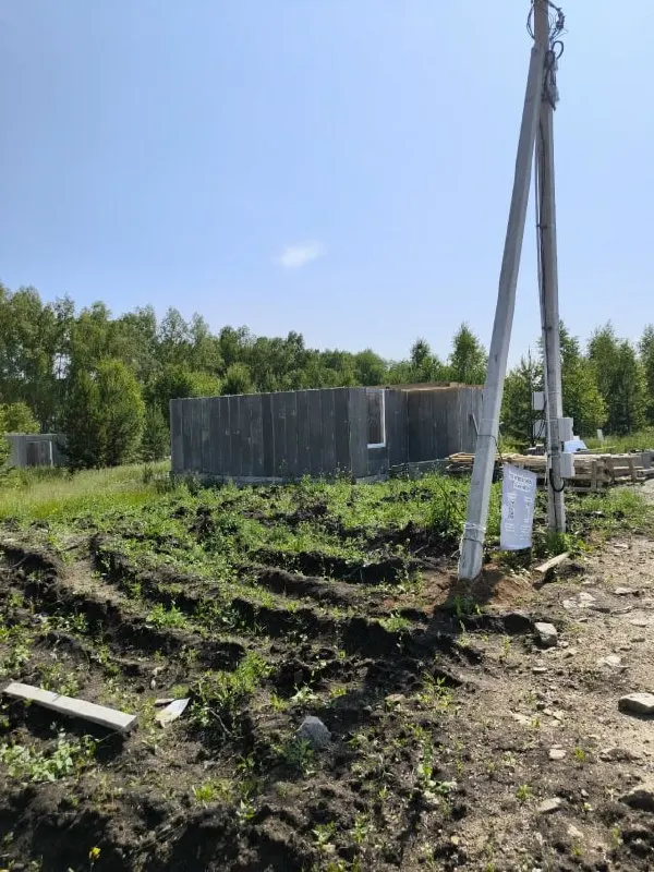 Сотни семей в Челябинской, Свердловской и Курганской областях заплатили за коттеджи, но жильё не получили; власти обсуждают варианты поддержки от банков и возможности кредитных каникул.