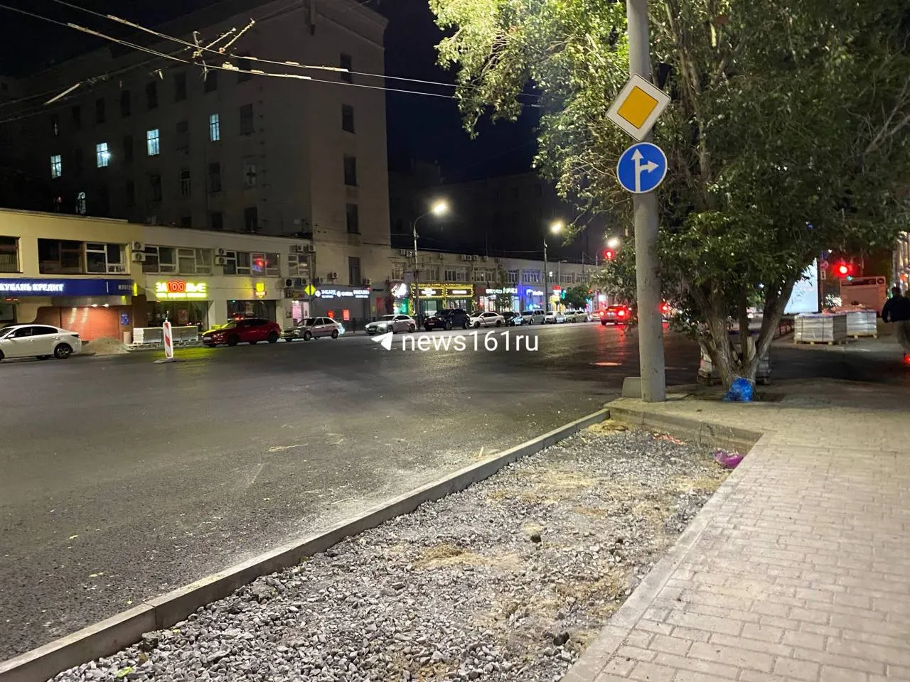 Участок на Ворошиловском проспекте стал заметно комфортнее для пешеходов: парковку заменили на расширенную пешеходную зону; ждём завершения работ с плиткой и уборкой мусора.