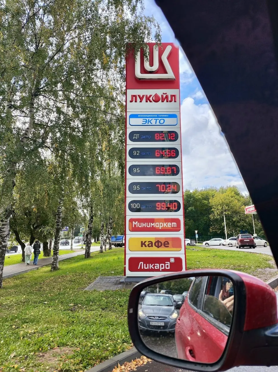 Данные водителей показывают разную ситуацию: на одних станциях есть бензин и дизель, на других — ограниченный запас.
