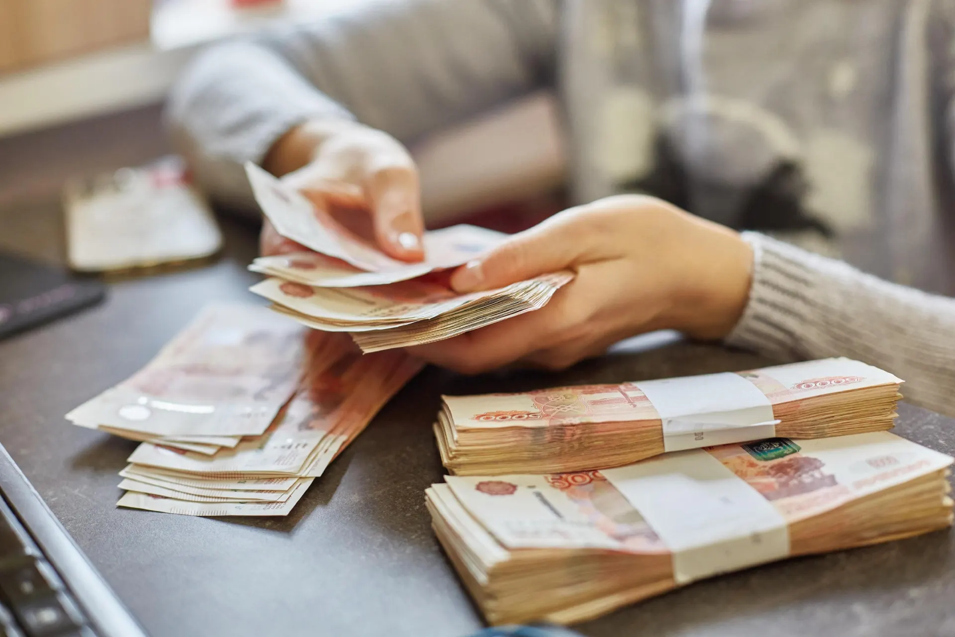 Оклады мэра и спикера подняли на 17%, но реальные доходы остаются на уровне сотен тысяч рублей.