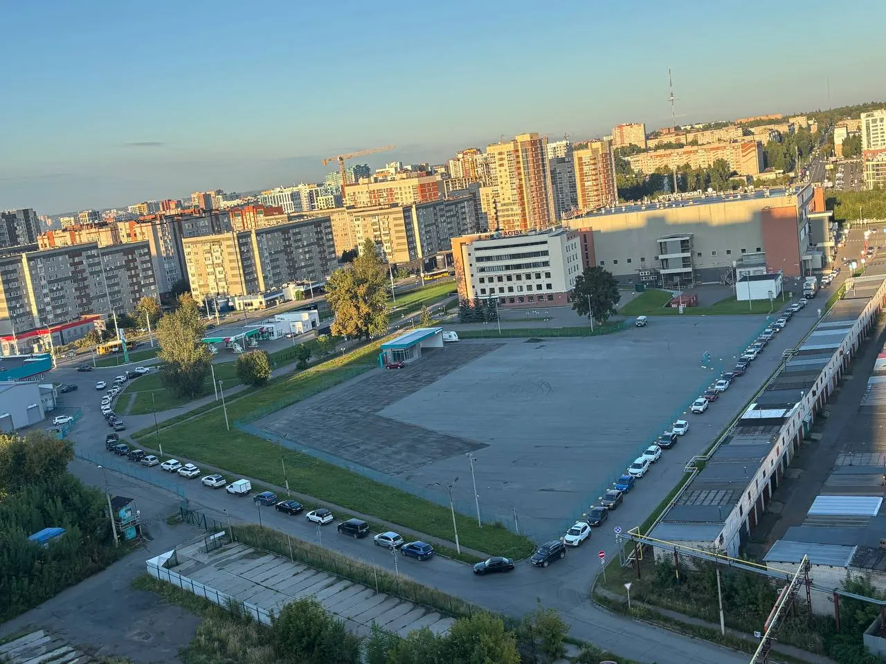 Очереди на заправках и нехватка топлива фиксируются в Ижевске на фоне ремонта на НПЗ и снижения поставок.