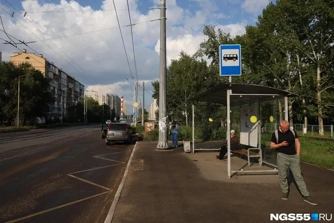 Администрация города доложила о ходе приведения остановок к стандартам: часть объектов уже соответствует ГОСТу, работы продолжаются.