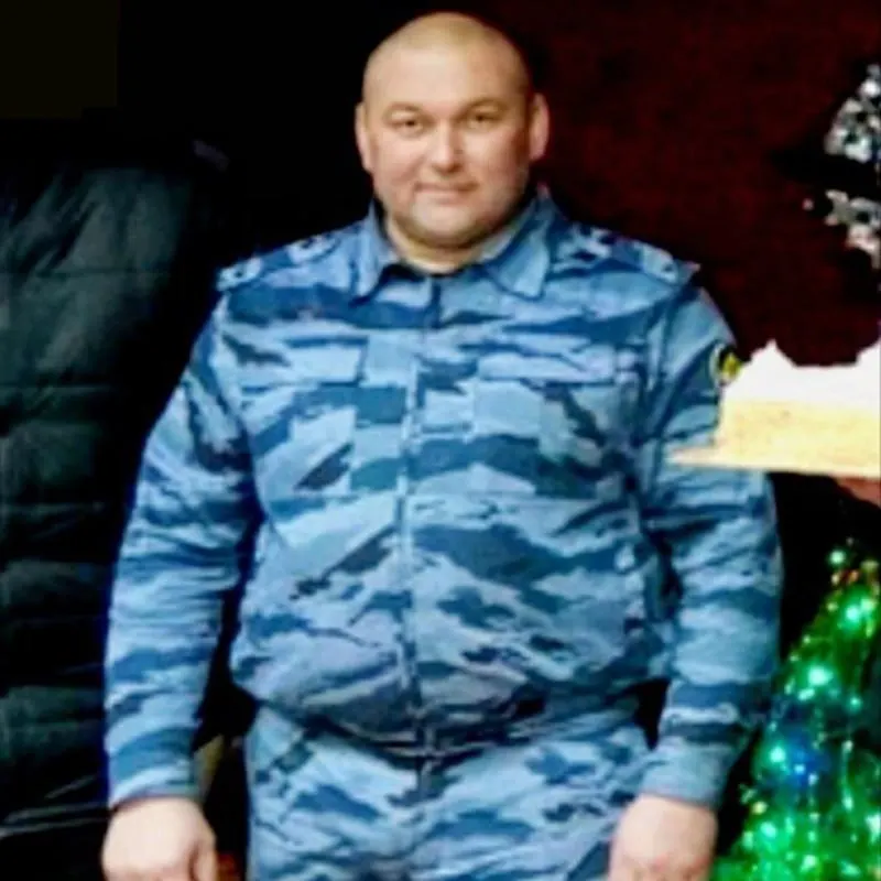 Дело переквалифицировано на статью о превышении полномочий; бывшие руководители колонии проходят повторное расследование, правозащитники ищут возможные новые эпизоды пыток.