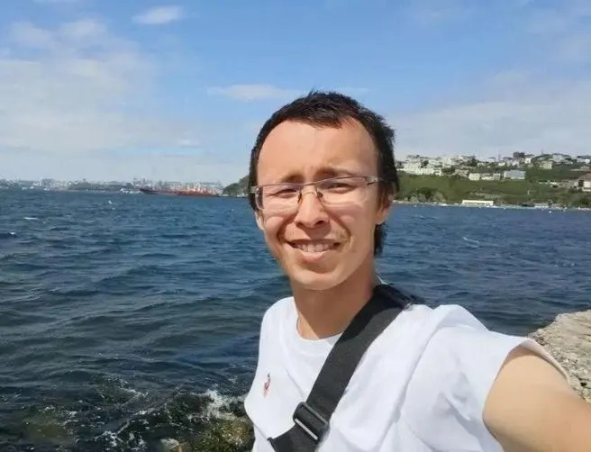 Молодой человек из Владивостока спас девочку в районе Токаревского маяка, но сам пропал в море. Ведутся поиски при поддержке МЧС и волонтёров. Связаться с редакцией не требуется.