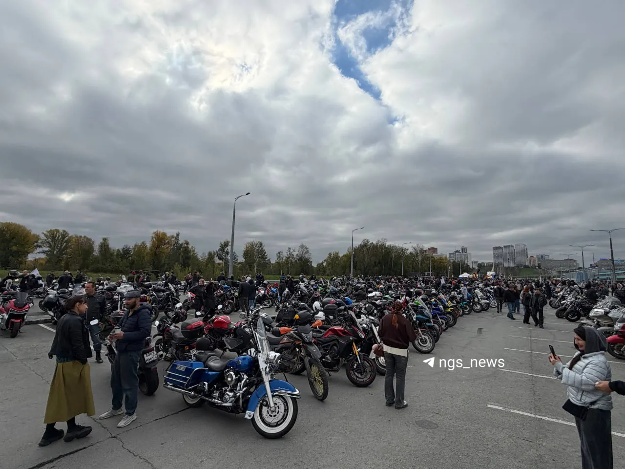 В городе состоялось закрытие мотосезона: бесплатная парковка у ЛДС, новая локация встречи байкеров и открытый вход для всех.