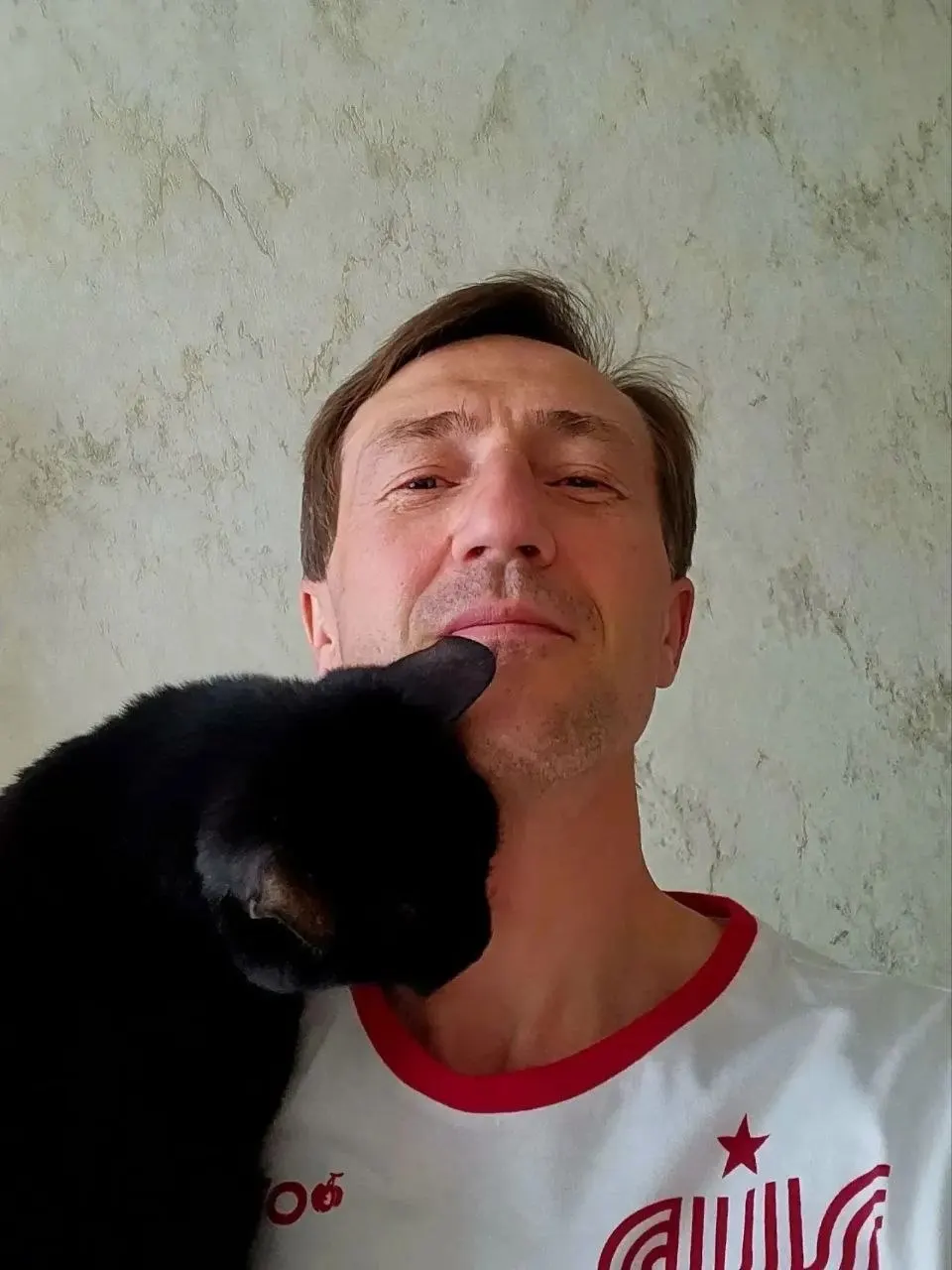 Осенью многие уходят с дач, оставляя животных без внимания. Необходимо помогать животным и предотвращать предательство людей.