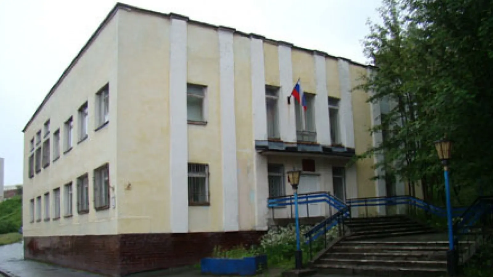 Несовершеннолетний получил травму после падения через разрушенный настил у автобусной остановки; прокуратура считает, что подрядчик нарушил условия содержания объекта по муниципальному контракту. Уголовное дело уже передано в суд; обвиняемому грозит штраф до 300 тысяч рублей или до двух лет лишения свободы.