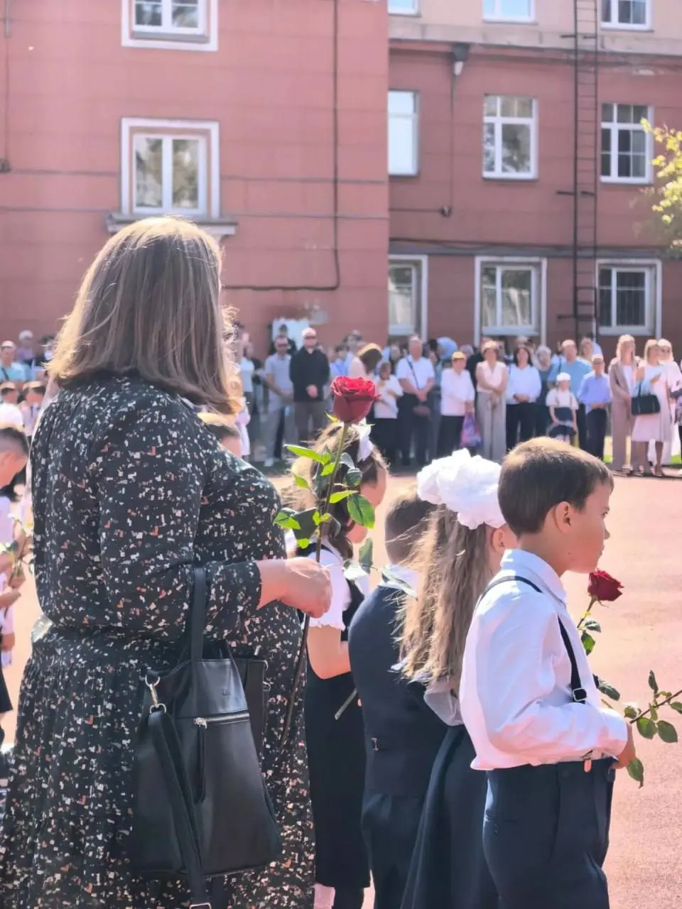 На школьной линейке одиннадцатиклассники исполнeли песню, прошла демонстрация боевых приемов, а зрители ощутили гордость за учеников и педагогов.