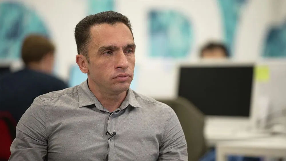 Защитник сообщил, что дело находится на стадии следствия; ранее политолога задержали по обвинению в сбыте наркотиков, в феврале 2026 года его внесли в реестр иностранного агента.