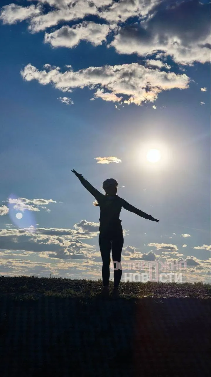 33-летняя путешественница за 90 дней прошла путь длиной 8000 км, начав в Санкт‑Петербурге и планируя добраться до Шанхая. По пути ей пришлось пережить падение, сломав руку и частично потеряв память, но она продолжила маршрут.