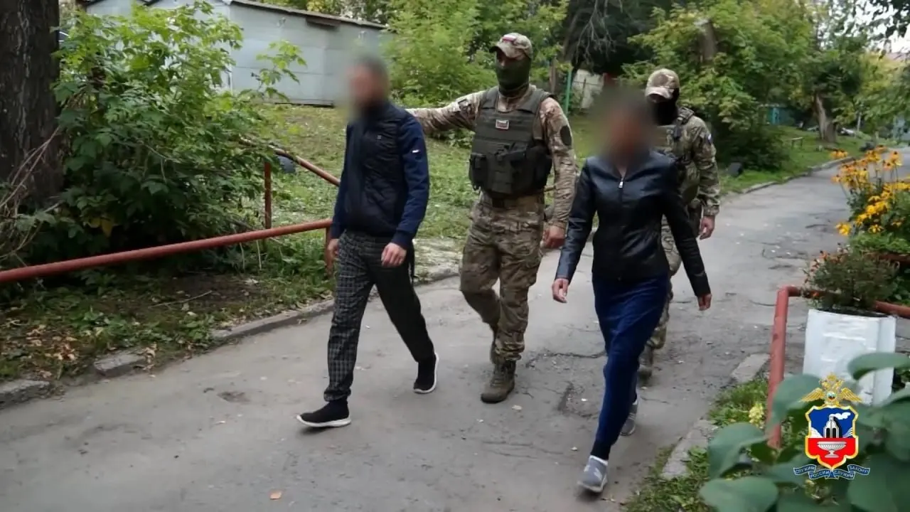 На Алтае завершено расследование дела против банды, организовавшей фиктивные браки с бойцами СВО для хищения денег.