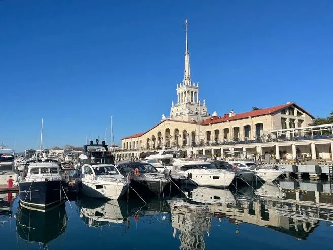 Гости курорта и местные жители просят сохранять спокойствие во время дневных учений у моря и вечерних занятий на суше.