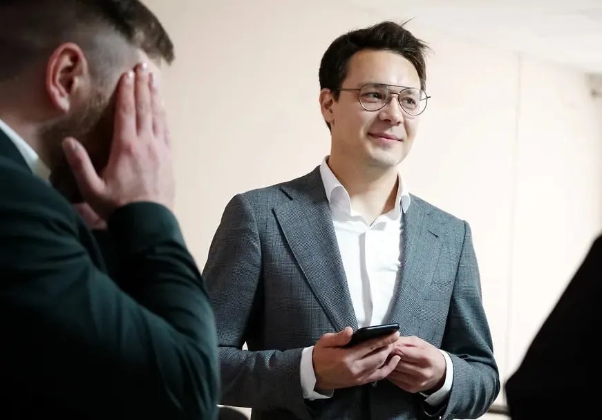 Ленинградский областной суд признал законность действий участника кампании и материалов, связанных с его рабочими обязанностями, после спора о листовках с его изображением и контактами.
