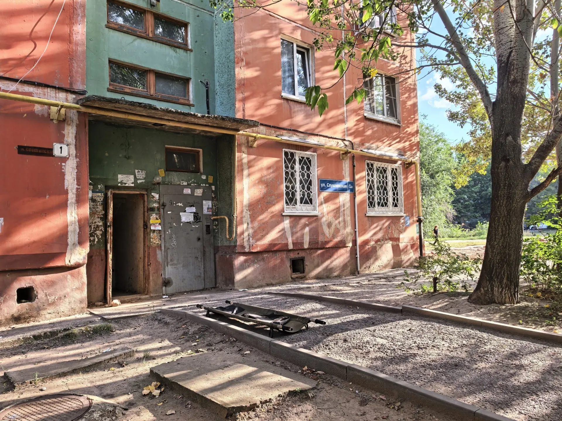 Тело найдено в подвальном помещении частного дома на Саушинской улице; работа следствия продолжается, версии причин смерти различны.