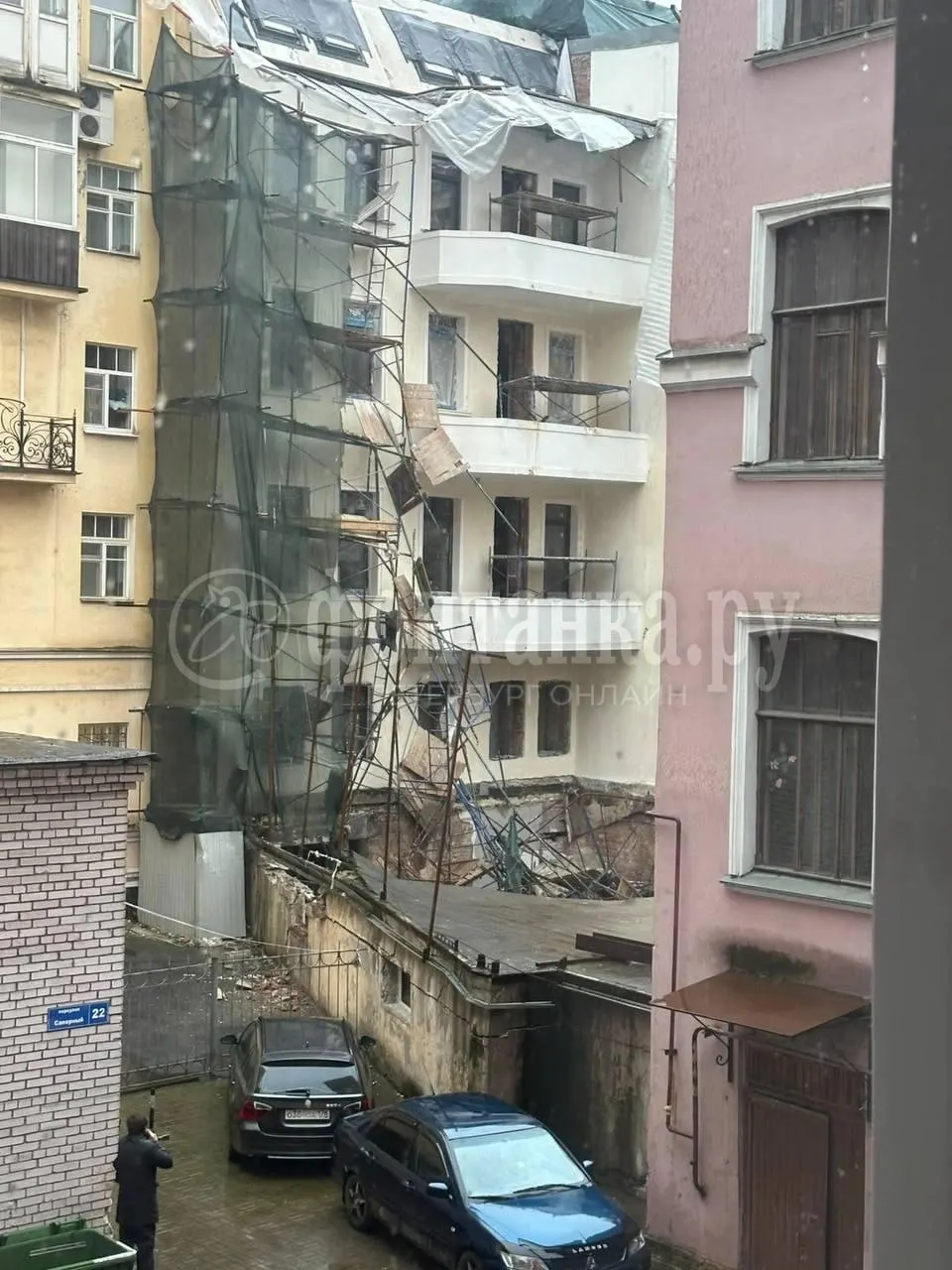 Во дворе дома №20 во время реконструкции исторического здания произошли обрушения металлических конструкций, никто не пострадал. Работы ведутся на объекте XIX века, владельцем является московская компания «Динас»; выдана справка на ремонт до 10 октября.