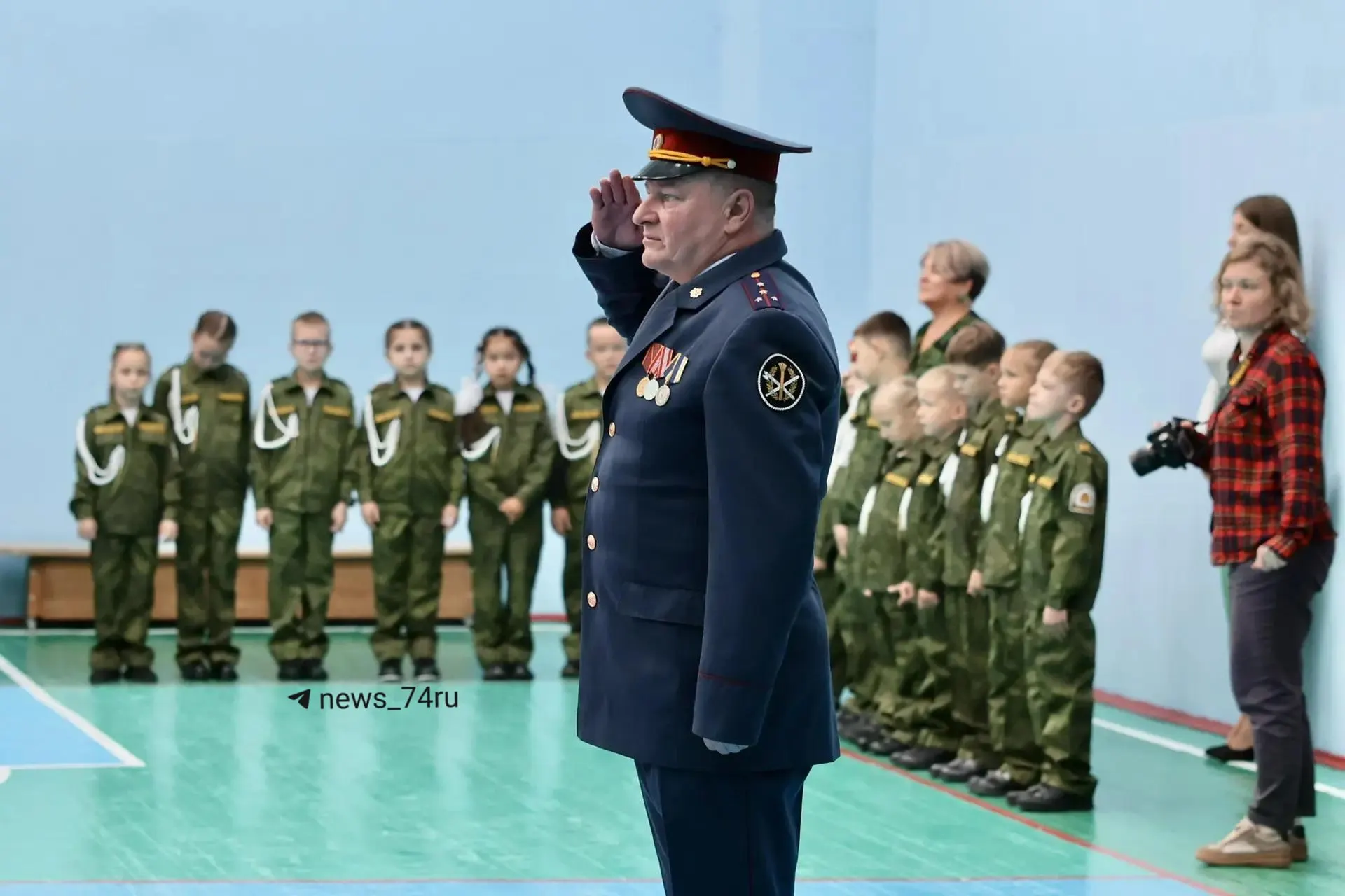 Кадетские направления охватывают все классы 1–9, линейка символизирует патриотизм, а встреча с капитаном ФСИН подчеркивает серьёзность движения.