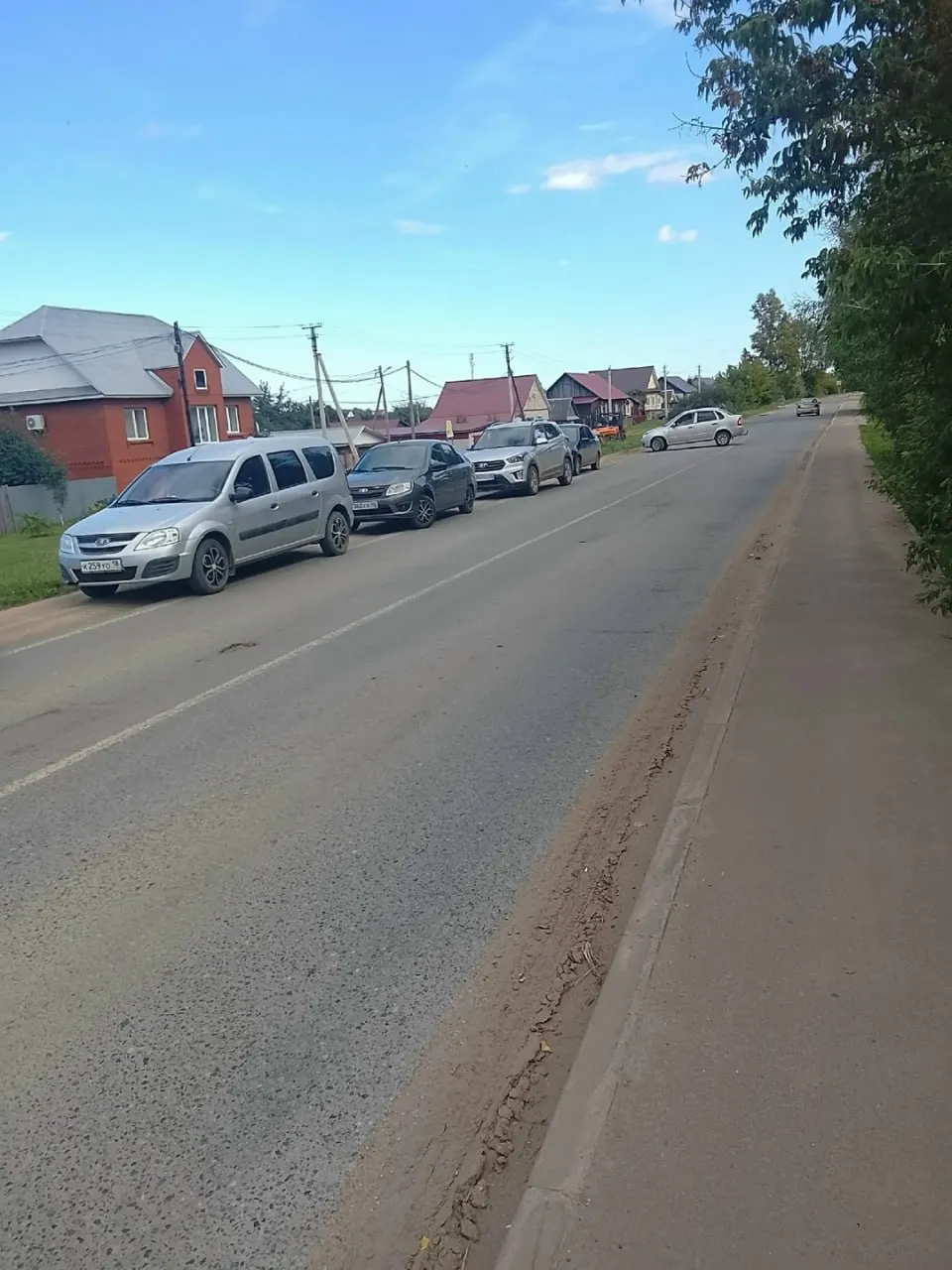 В Удмуртской республике продолжаются длинные очереди на заправках и перебои с поставками топлива; жители едут за бензином в ближайшие города, а власти обещают стабилизацию в ближайшее время.