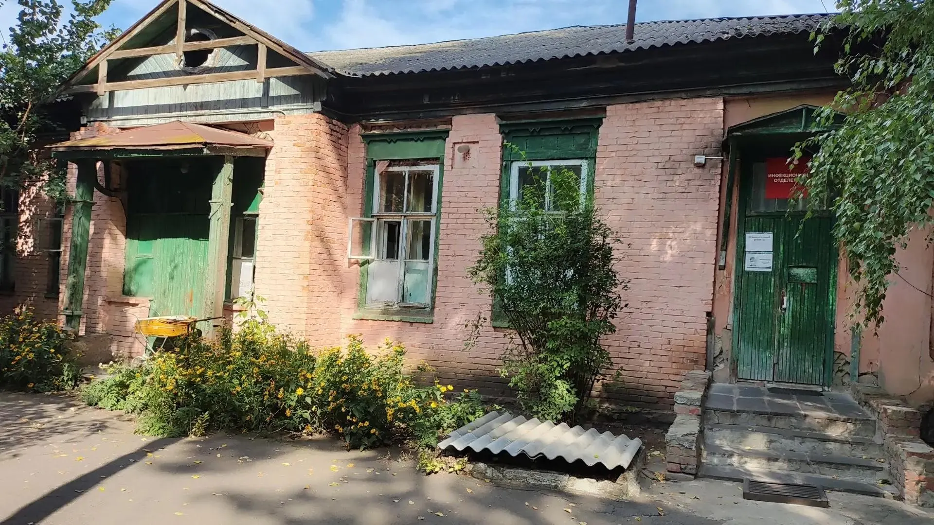 Глава регионального минздрава сообщил ориентировочные сроки реконструкции больницы, внешний вид которой вызывает вопросы у местных жителей.